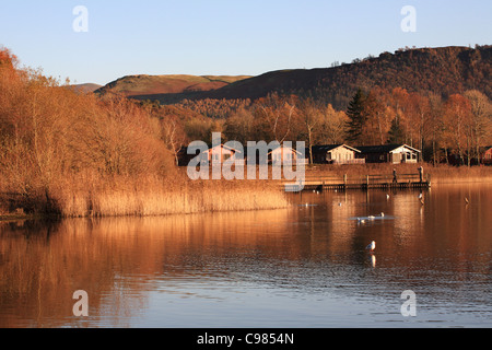 Warmen Abend Licht leuchtet Holzchalets in Keswick, Derwent Water Englisch Seenplatte, Cumbria, UK Stockfoto