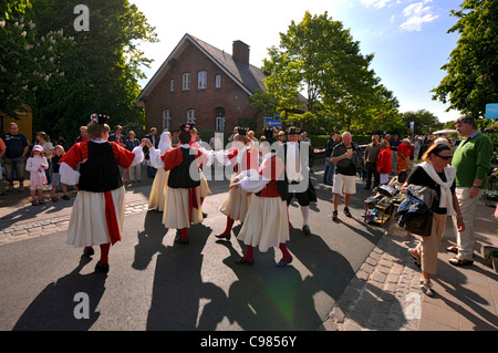 Tänzerinnen in traditionellen Kostümen, Gurttig Festival, Keitum, Sylt, Schleswig-Holstein, Deutschland Stockfoto