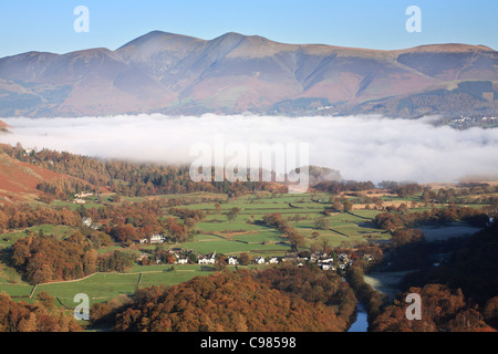 Grange Dorf ein Nebel bedeckt Derwent Water aus Burg Crag englischen Lake District, Cumbria, UK Stockfoto