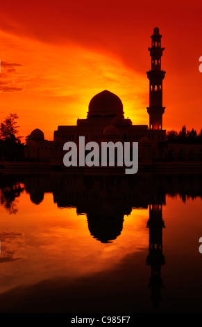 Masjid Tengku Tengah Zaharah oder auch bekannt als schwimmende Moschee in Kuala Terengganu; Malaysia mit Reflexion Stockfoto