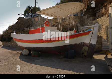 typischen griechischen Fischerboot ausgesetzt auf der Straße in der Nähe der Pier, Hersonissos, Kreta, Griechenland Stockfoto