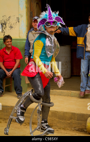 Akrobaten auf Stelzen Prellen unterhalten die Massen in einem Straßenumzug in Celendin, Peru. Stockfoto