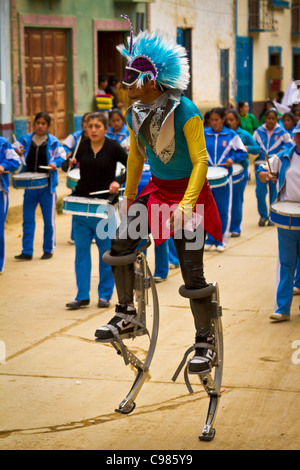 Akrobaten auf Stelzen Prellen unterhalten die Massen in einem Straßenumzug in Celendin, Peru. Stockfoto