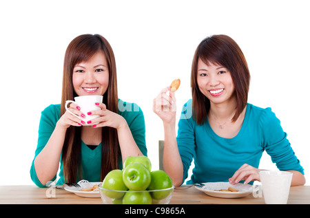 Zwei asiatische Frauen mit Teepause. Stockfoto