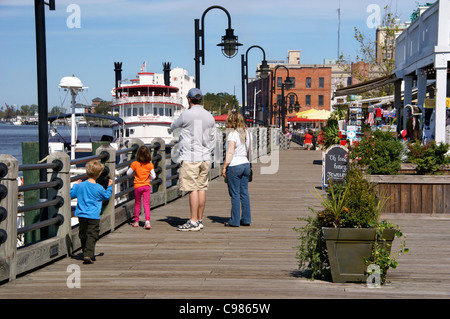 Familie auf dem River Walk in Wilmington, NC, North Carolina. Stockfoto