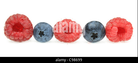 Image of a raw of berry fruits photographed in a studio against a white background. Stockfoto