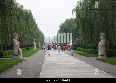 Statuen säumen die Promenade an der allgemeinen Heiligen Weg von der Ming-Gräber Stockfoto