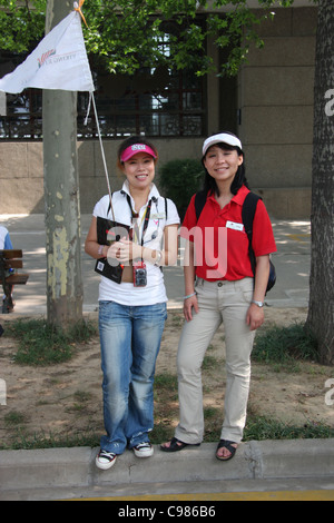 Ellen und Jenna (Viking River Cruises) an Terrakotta-Krieger-Museum, Xian, China Stockfoto