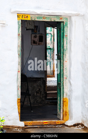 Blick durch ein altes Indianerdorf Haus zu einer Hintertür. Andhra Pradesh, Indien Stockfoto