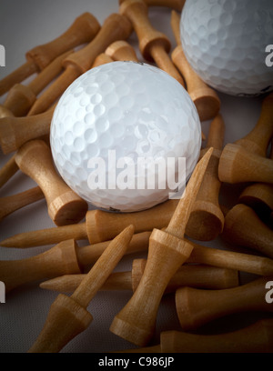 Golfbälle unter Holz tees Stockfoto