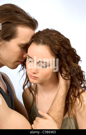 Freund Komfort junge Frau in Tränen Stockfoto
