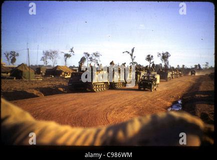 9. Infanterie-Division, die Ankunft in Vietnam APC M113 Schützenpanzer Truppen Soldaten auf der Straße warten Stockfoto