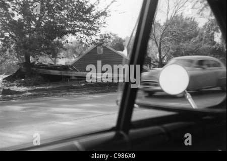 Indiana Kultur der 1960er Jahre schwarz / weiß Auto vorbei Bauernhof Haus Blick aus Fenster Fahrersitz Land des ländlichen Raums Stockfoto