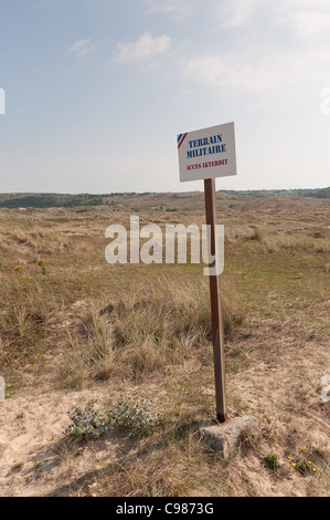 Warnzeichen zu halten off französischen Sanddüne, die mit Landminen aus dem 2. Weltkrieg beladen war, jetzt ein geschütztes Naturreservat Stockfoto