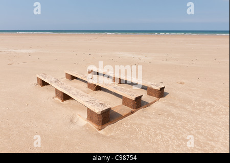 gebrauchte Paletten angespült am einsamen Strand in der Normandie Stockfoto