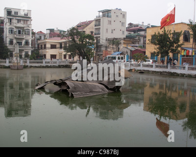 B52-Bomber-Wrack im Huu Tiep See, Hanoi, Vietnam Stockfoto