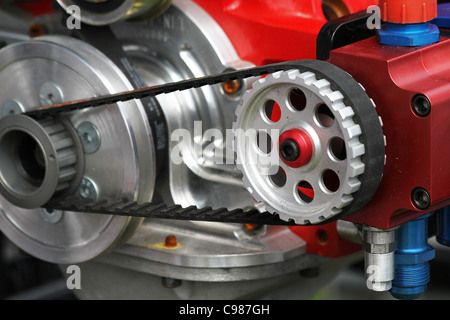 Kautschuk-Antriebsriemen und Zahnräder auf Motor. Stockfoto