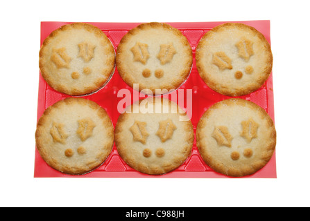 Weihnachten unter dem Motto Mince Pies in einer roten Plastikschale isoliert gegen weiß Stockfoto