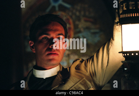 Exorzist: Der Anfang Année : 2004 - USA James D'Arcy Regisseur: Renny Harlin Stockfoto