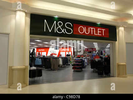 Marks &amp; Spencer Einkaufen in Freeport Talke Outlet Shoppingcenter, Stoke-on-Trent, Stäbe, England Stockfoto