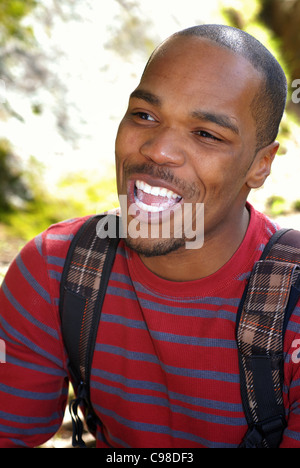 Porträt des afroamerikanischen Mann lachen Stockfoto