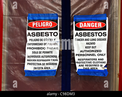 Zweisprachige Asbest Warnzeichen auf Kunststoffabdeckung eine Haustür Stockfoto
