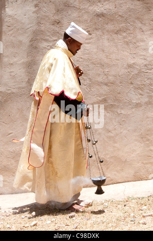 Eine christlich-orthodoxer Priester betreten Abuna Aregawi Kirche Messe in Debre Damo in Tigray, Nord-Äthiopien, Afrika durchführen. Stockfoto