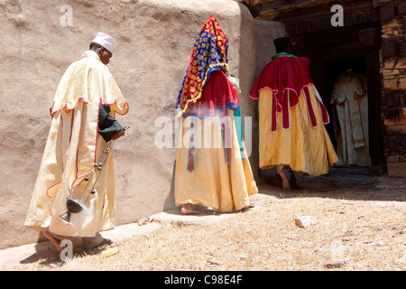 Orthodoxe christliche Priester betreten Abuna Aregawi Kirche zur Messe in Debre Damo in Tigray, Nord-Äthiopien, Afrika durchführen. Stockfoto