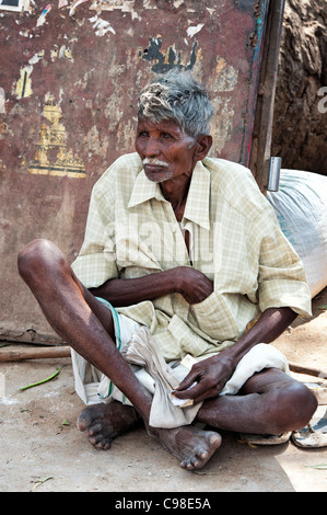 Alten indischen Mann sitzt auf der Straße. Andhra Pradesh, Indien Stockfoto