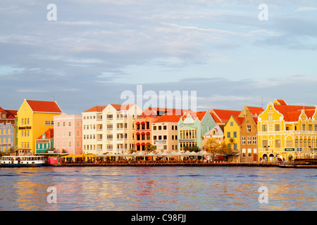 Willemstad Curaçao, Niederländische Lesser-Leeward-Antillen, ABC-Inseln, Punda, St. Saint Sint Anna Bay Water, Handelskade, Waterfront, UNESCO-Weltkulturerbe Si Stockfoto
