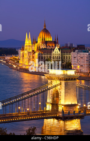 Budapest, Kettenbrücke über die Donau und das Parlamentsgebäude in der Abenddämmerung Stockfoto