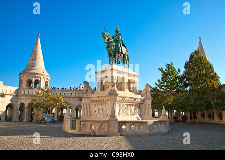 Budapest, Fischerbastei und eine Statue des Heiligen Stephan Stockfoto