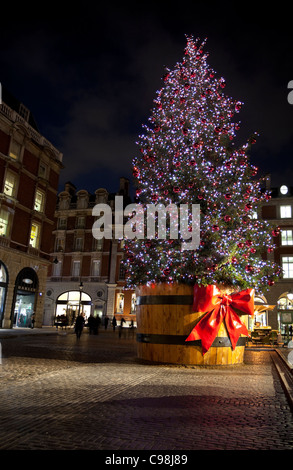 Riesige Christbaumschmuck in Covent Garden, London, England, UK. Stockfoto