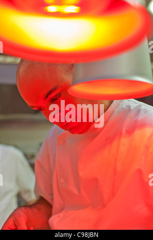 Porträt der Koch in der Küche: Restaurant Sa Qua Na 22, pl. Hameln Honfleur (14600) France TÉL.: + 33 2 31 89 40 80 Che Stockfoto