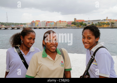 Willemstad Curaçao, Niederländische Lesser-Leeward-Antillen, ABC-Inseln, Otrobanda, Punda, St. Saint Sint Anna Bay Water, Handelskade, Waterfront, De Rouvilleweg Stockfoto