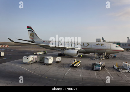 Airbus A330-200 Etihad Airways Flugzeug am Terminal 1, Flughafen Abu Dhabi, Vereinigte Arabische Emirate Stockfoto