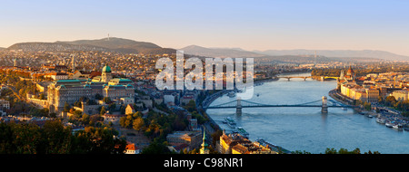 Budapest, Kettenbrücke über die Donau und das Parlamentsgebäude Stockfoto