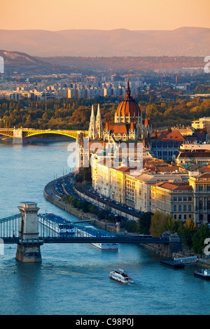 Europa, Europa-Zentrale, Ungarn, Budapest, Kettenbrücke über die Donau und das Parlamentsgebäude Stockfoto