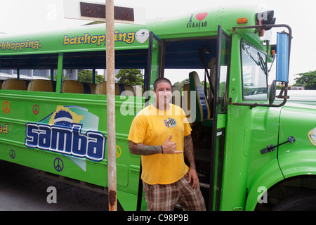 Willemstad Curaçao, Niederländische Lesser-Leeward-Antillen, ABC-Inseln, Otrobanda, De Rouvilleweg, Samba-Barhopping-Tourbus, Reisebus, Männer männliche Erwachsene Erwachsene, Stockfoto