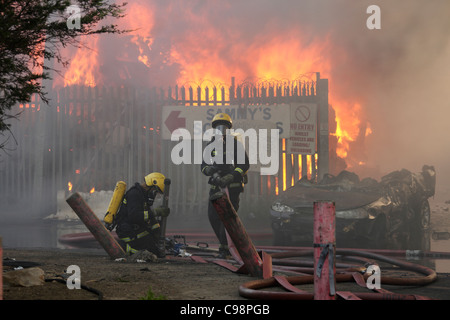 Feuerwehrleute bereiten Sie die Schaum eh Szene eines Feuers in Essex verwenden Stockfoto