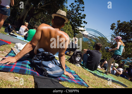 Nachtschwärmer in den Royal Botanic Gardens für Silvester feiern auf Sydney Hafen. Sydney, New South Wales, Australien Stockfoto