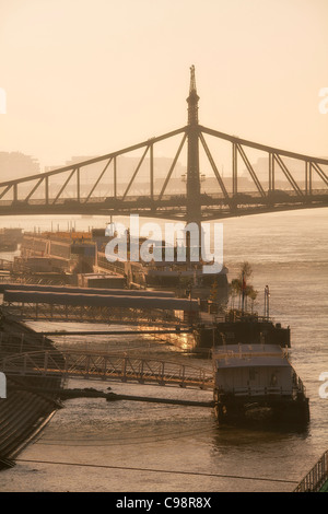 Budapest, Kai auf Donau und Freiheitsbrücke bei Sonnenaufgang Stockfoto