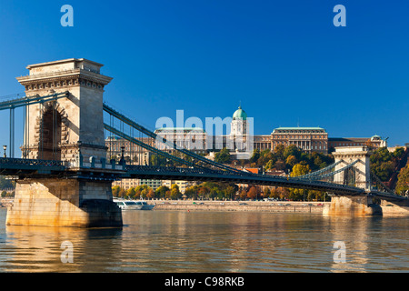 Budapest, Kettenbrücke über die Donau und Königspalast Stockfoto
