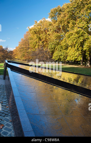 Canadian Armed Services Kriegerdenkmal im Herbst Green Park London UK Stockfoto