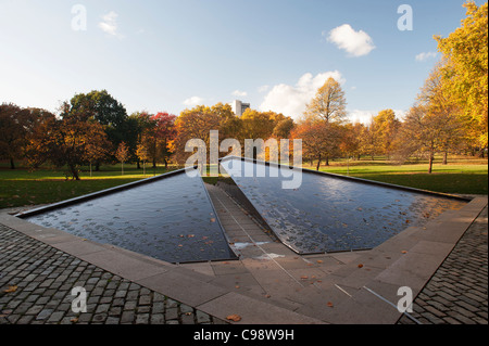 Canadian Armed Services Kriegerdenkmal im Herbst Green Park London UK Stockfoto