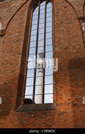 Fernsehturm von Ruinen der Klosterkirche gesehen. Berlin, Deutschland. Stockfoto