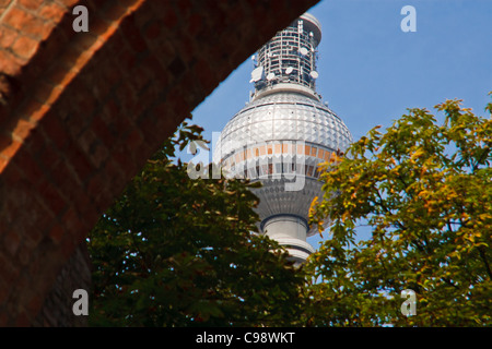 Fernsehturm von Ruinen der Klosterkirche gesehen. Berlin, Deutschland. Stockfoto