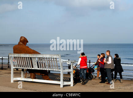 FREDDIE GILROY & BELSEN NACHZÜGLER RAY LONSDALE Riese Skulptur die MARINE DRIVE SCARBOROUGH NORTH YORKSHIRE ENGLAND 17 Nein Stockfoto