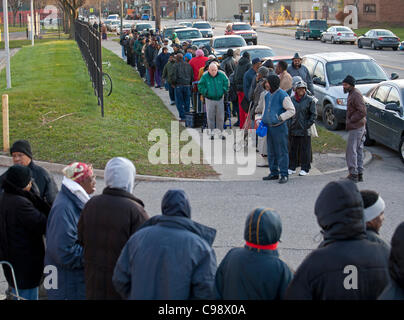 Detroit, Michigan - eine monatliche Verteilung von kostenlosen Nahrungsmitteln für einkommensschwache Bürger durch Detroit Department of Human Services. Vertreter der Stadt schätzen Detroits Arbeitslosenquote sogar 28 Prozent. Stockfoto