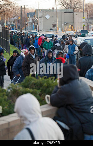 Detroit, Michigan - eine monatliche Verteilung von kostenlosen Nahrungsmitteln für einkommensschwache Bürger durch Detroit Department of Human Services. Vertreter der Stadt schätzen Detroits Arbeitslosenquote sogar 28 Prozent. Stockfoto